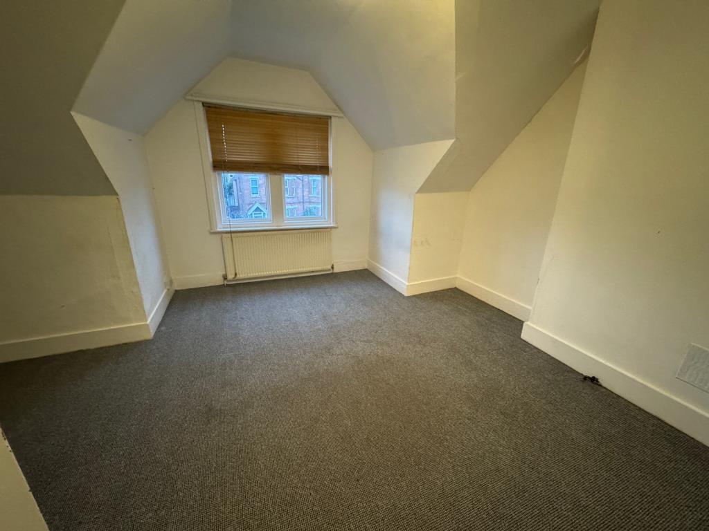 Lot: 129 - FREEHOLD ARRANGED AS TWO DWELLINGS WITH PARKING - 250a-bedroom 1